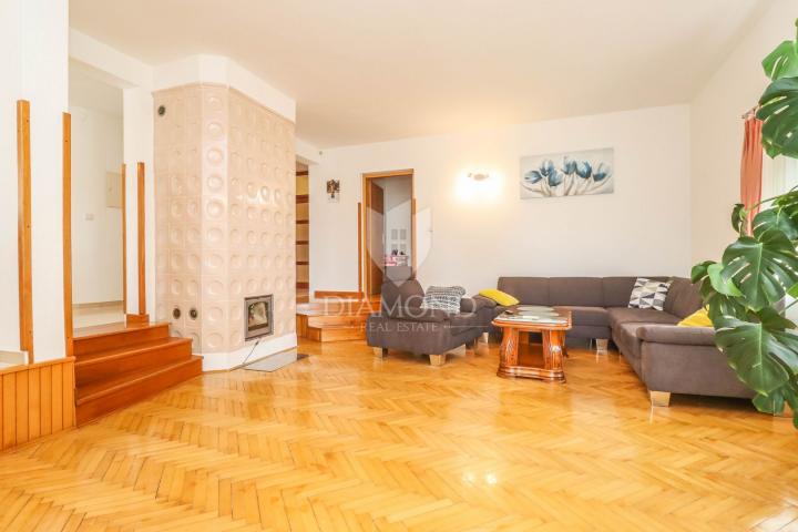 Pula, Veli Vrh, Haus mit Pool, Garage und Terrasse