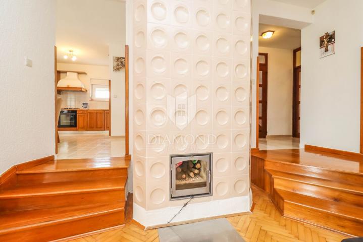 Pula, Veli Vrh, Haus mit Pool, Garage und Terrasse
