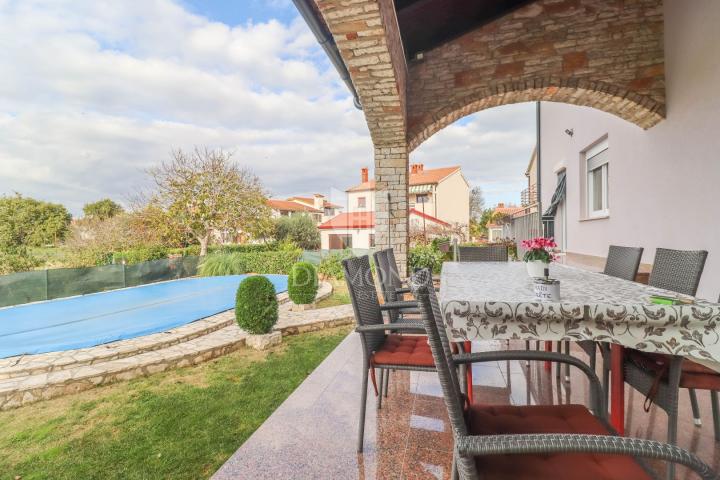 Pula, Veli Vrh, Haus mit Pool, Garage und Terrasse