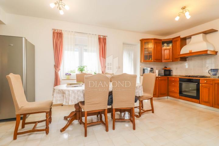 Pula, Veli Vrh, Haus mit Pool, Garage und Terrasse