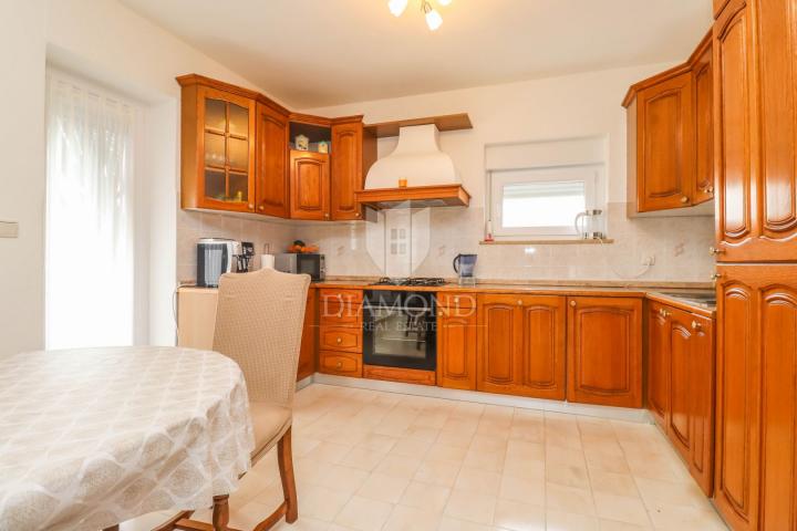 Pula, Veli Vrh, Haus mit Pool, Garage und Terrasse