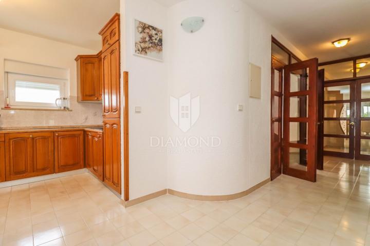 Pula, Veli Vrh, Haus mit Pool, Garage und Terrasse
