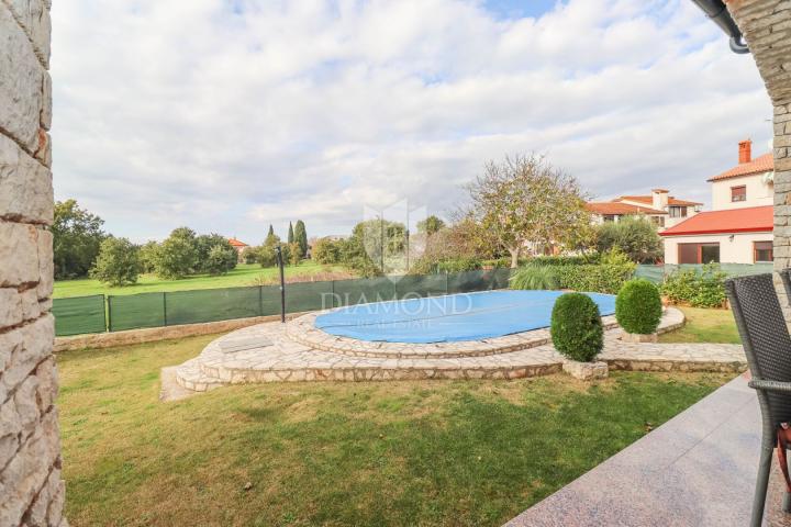 Pula, Veli Vrh, Haus mit Pool, Garage und Terrasse