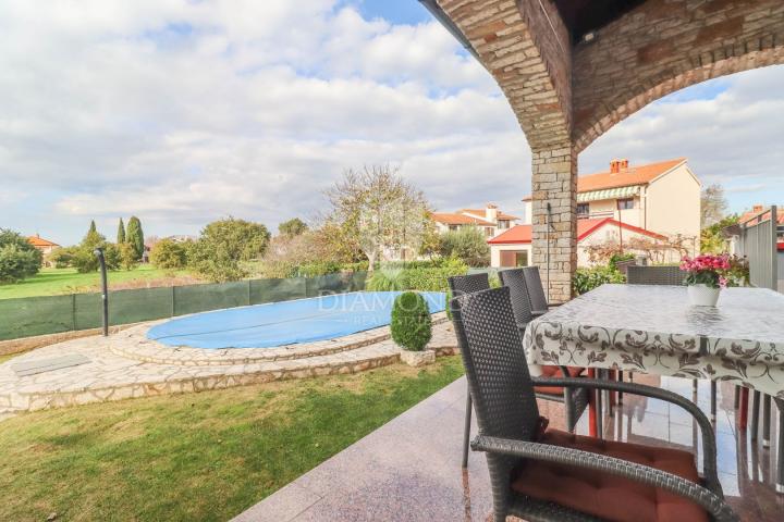 Pula, Veli Vrh, Haus mit Pool, Garage und Terrasse