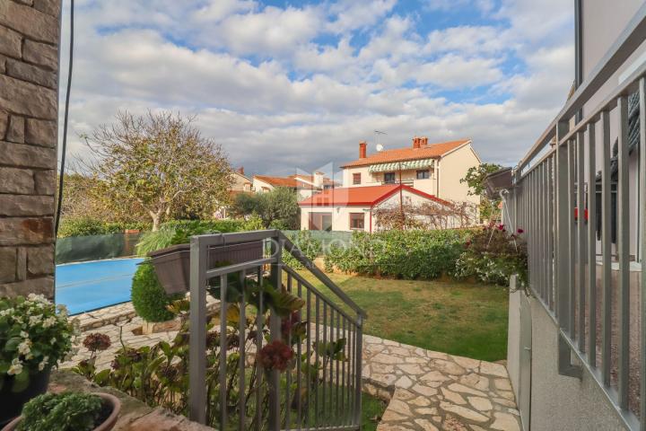 Pula, Veli Vrh, Haus mit Pool, Garage und Terrasse