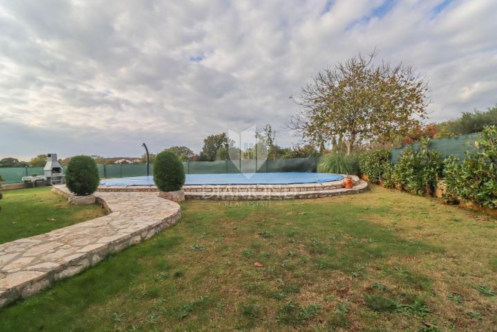 Pula, Veli Vrh, Haus mit Pool, Garage und Terrasse