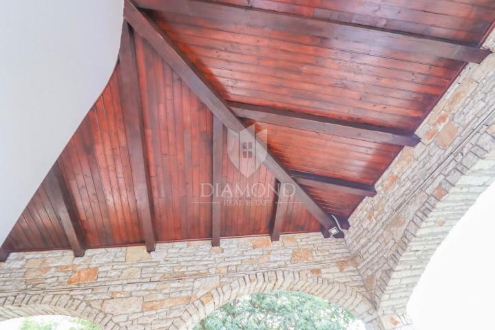 Pula, Veli Vrh, Haus mit Pool, Garage und Terrasse
