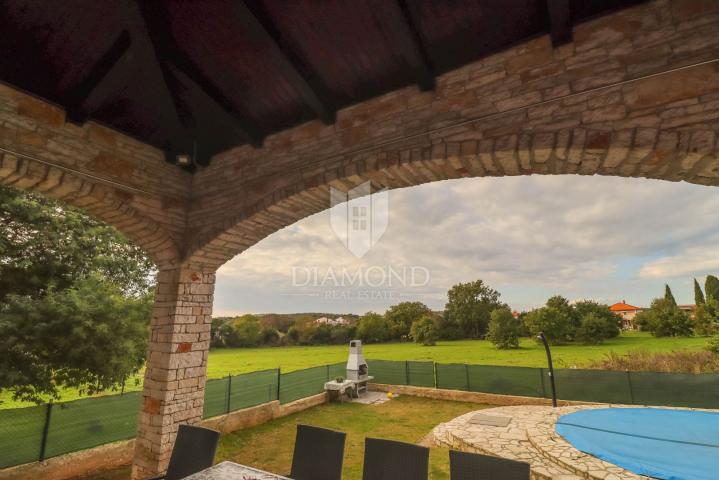 Pula, Veli Vrh, Haus mit Pool, Garage und Terrasse