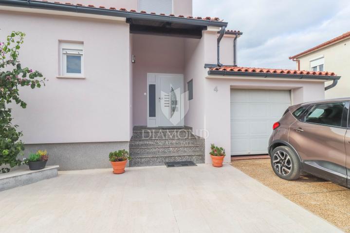 Pula, Veli Vrh, Haus mit Pool, Garage und Terrasse