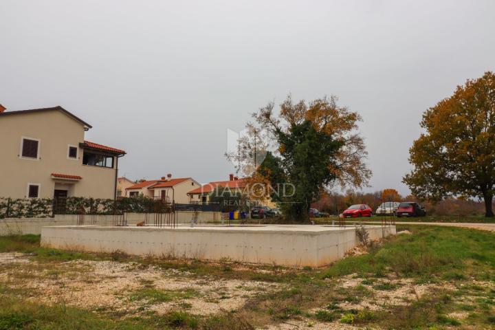 Bale, nadomak centra, građevinsko zemljište s dozvolom i projektom