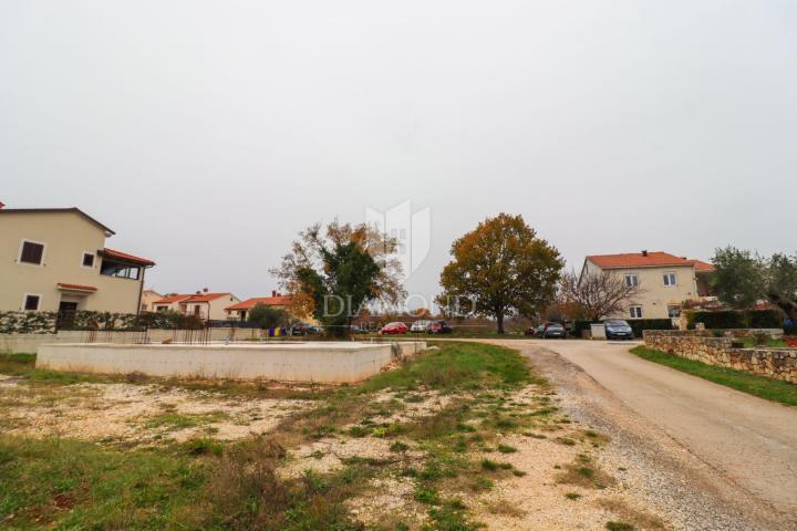 Bale, nadomak centra, građevinsko zemljište s dozvolom i projektom