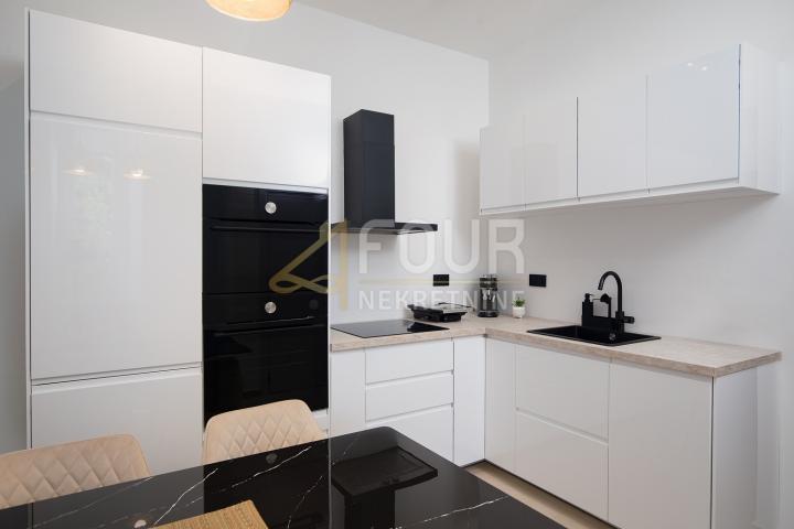 Istra, Pula - centar, 67.65m2, etaža - 2s+db, terasa, blizina Arene!