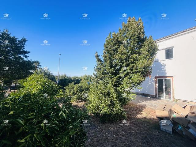 Istra, Umag, prodaja kuće,  poslovnog prostora i građevinskog terena od 1310m2 uz glavnu cestu. 