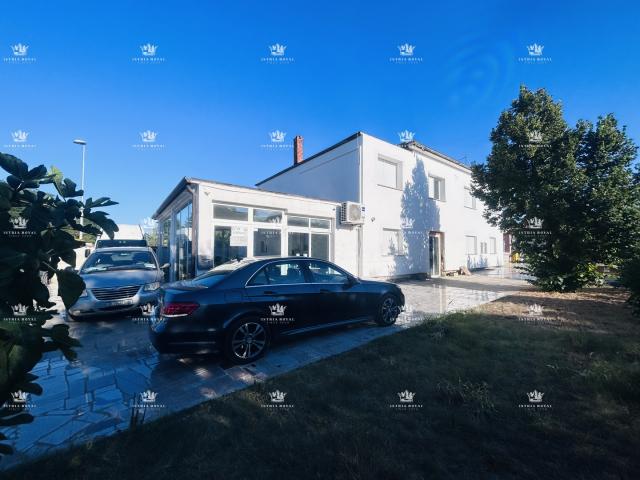 Istra, Umag, prodaja kuće,  poslovnog prostora i građevinskog terena od 1310m2 uz glavnu cestu. 