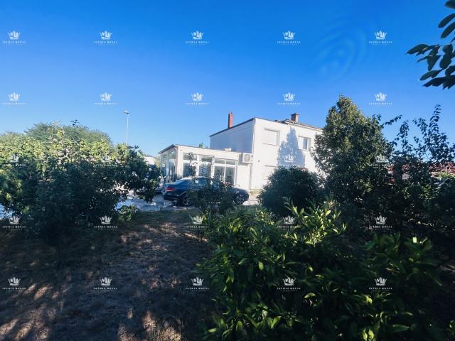 Istra, Umag, prodaja kuće,  poslovnog prostora i građevinskog terena od 1310m2 uz glavnu cestu. 