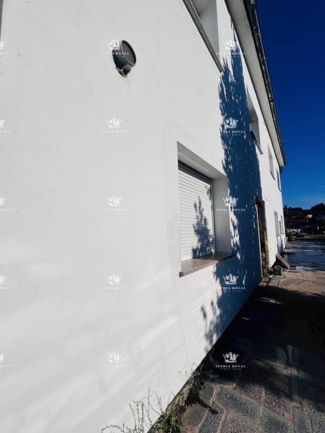 Istra, Umag, prodaja kuće,  poslovnog prostora i građevinskog terena od 1310m2 uz glavnu cestu. 