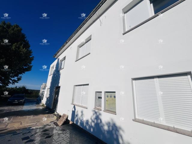 Istra, Umag, prodaja kuće,  poslovnog prostora i građevinskog terena od 1310m2 uz glavnu cestu. 