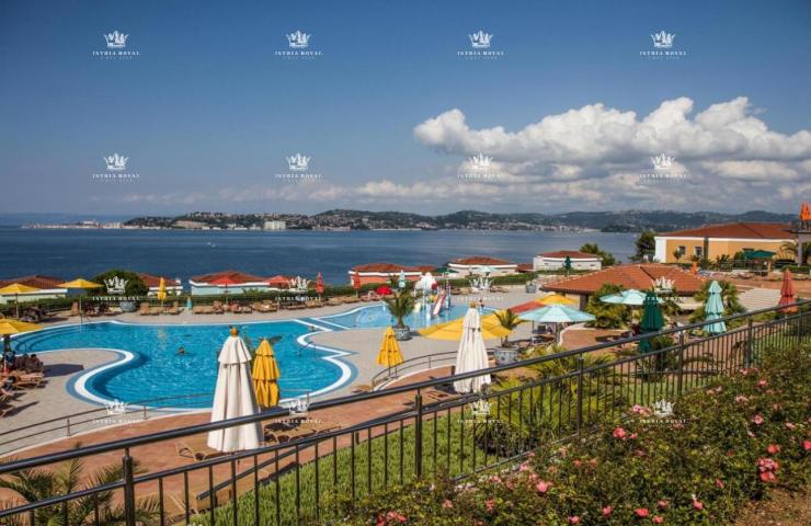 LUKSUZAN APARTMAN UZ MORE – CRVENI VRH, SAVUDRIJA (116 m², 2SB + DB, TERASA, POGLED NA MORE)