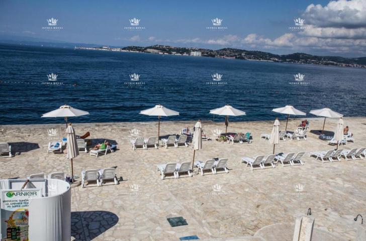 LUKSUZAN APARTMAN UZ MORE – CRVENI VRH, SAVUDRIJA (116 m², 2SB + DB, TERASA, POGLED NA MORE)