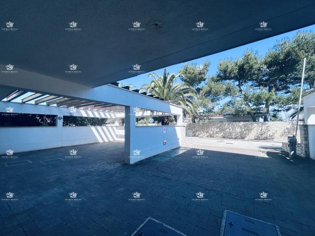LUKSUZAN APARTMAN UZ MORE – CRVENI VRH, SAVUDRIJA (116 m², 2SB + DB, TERASA, POGLED NA MORE)