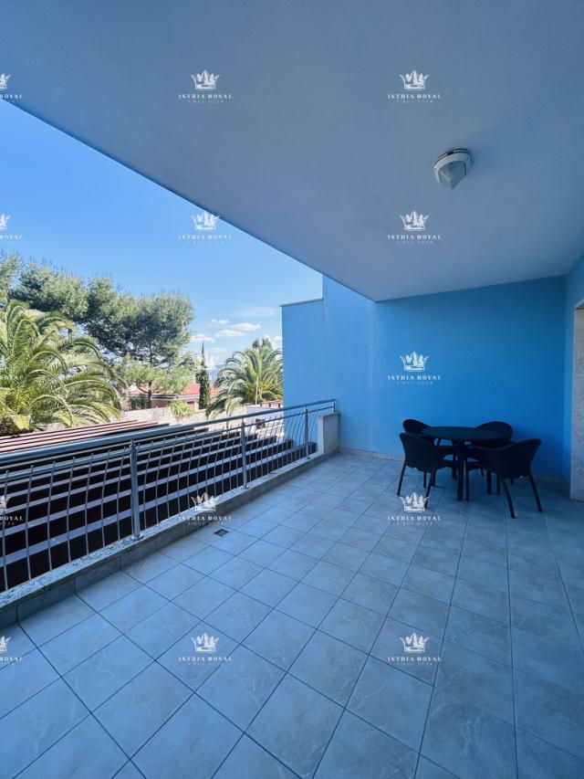 LUKSUZAN APARTMAN UZ MORE – CRVENI VRH, SAVUDRIJA (116 m², 2SB + DB, TERASA, POGLED NA MORE)
