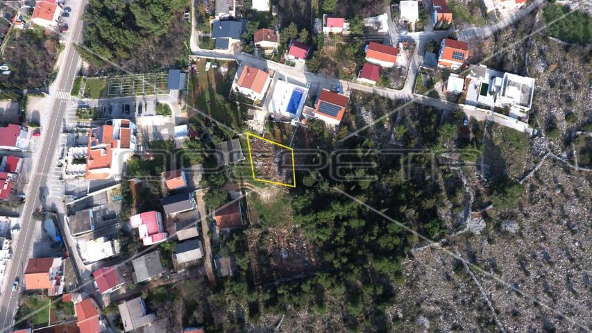 Građevinsko zemljište sa borovom šumom u centru Starigrada, 402m2 
