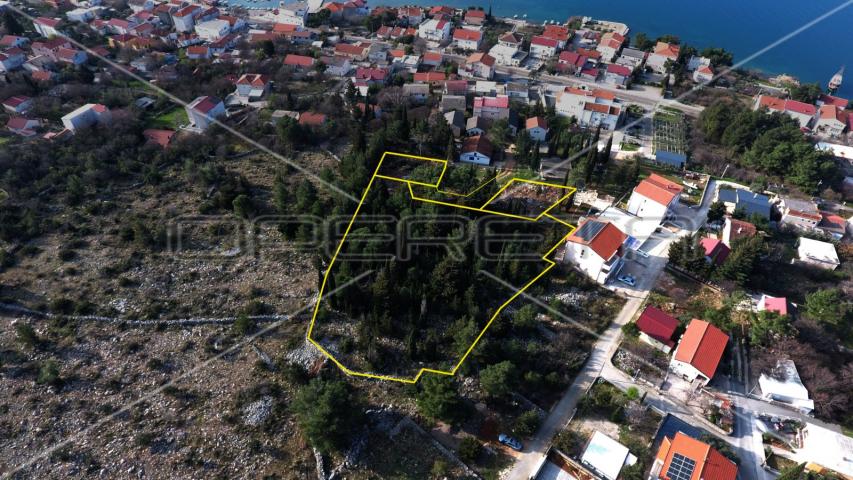 Građevinsko zemljište sa borovom šumom u centru Starigrada, 402m2 
