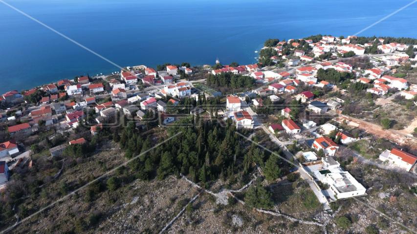 Građevinsko zemljište sa borovom šumom u centru Starigrada, 402m2 
