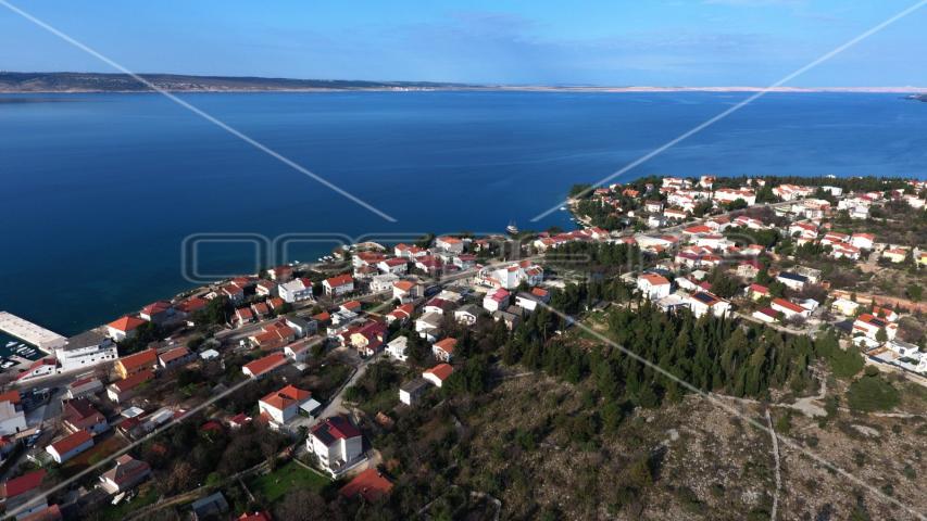 Građevinsko zemljište sa borovom šumom u centru Starigrada, 402m2 

