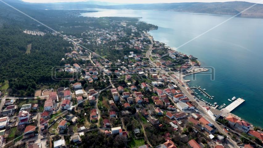 Građevinsko zemljište sa borovom šumom u centru Starigrada, 402m2 
