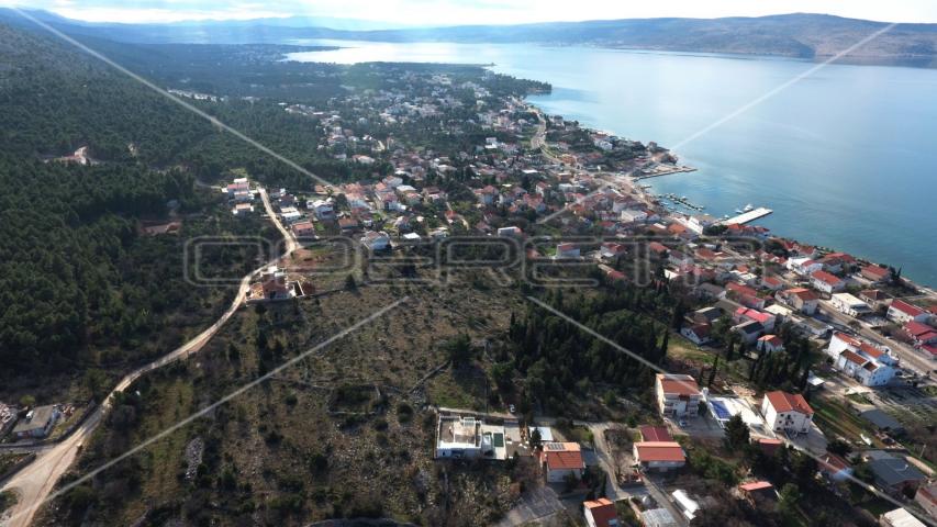 Građevinsko zemljište sa borovom šumom u centru Starigrada, 402m2 
