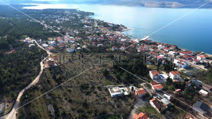 Građevinsko zemljište sa borovom šumom u centru Starigrada, 402m2 
