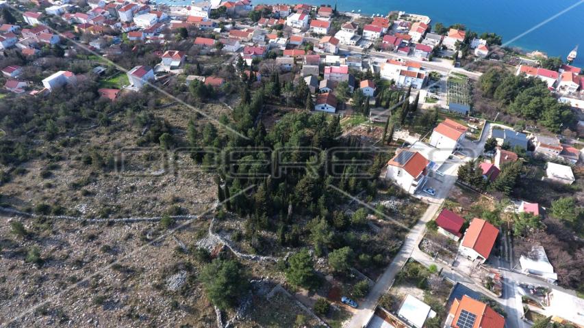 Građevinsko zemljište sa borovom šumom u centru Starigrada, 402m2 
