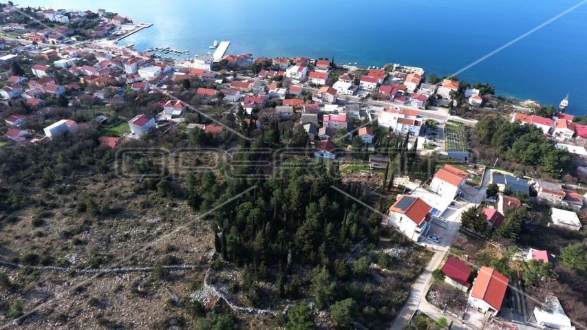 Građevinsko zemljište sa borovom šumom u centru Starigrada, 402m2 
