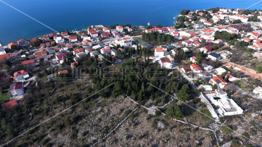 Građevinsko zemljište sa borovom šumom u centru Starigrada, 402m2 
