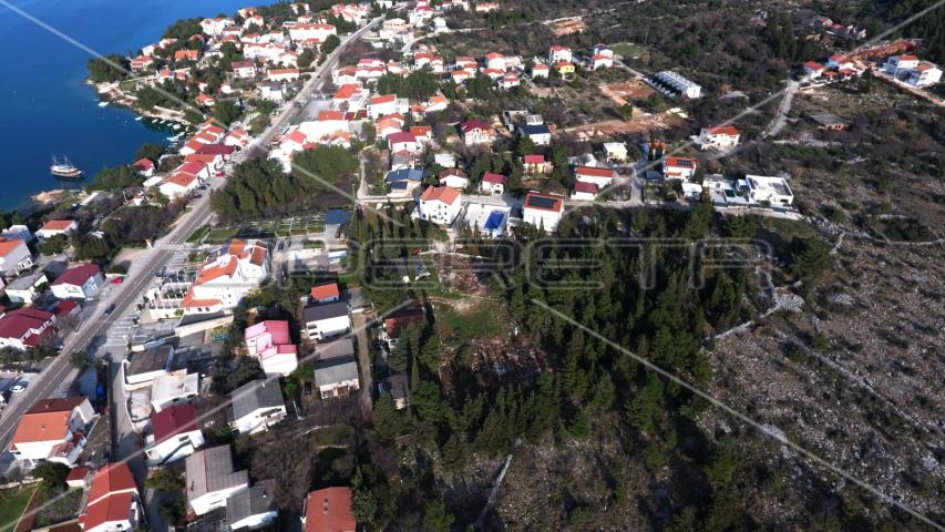 Građevinsko zemljište sa borovom šumom u centru Starigrada, 402m2 
