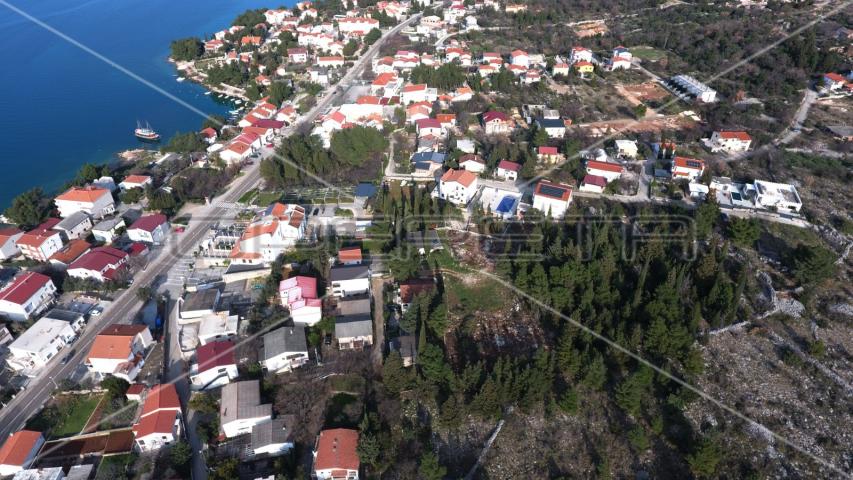 Građevinsko zemljište sa borovom šumom u centru Starigrada, 402m2 
