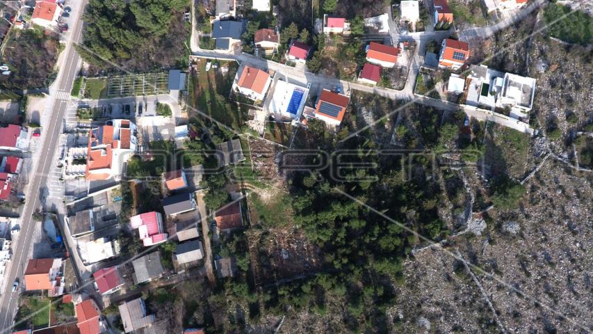 Građevinsko zemljište sa borovom šumom u centru Starigrada, 402m2 
