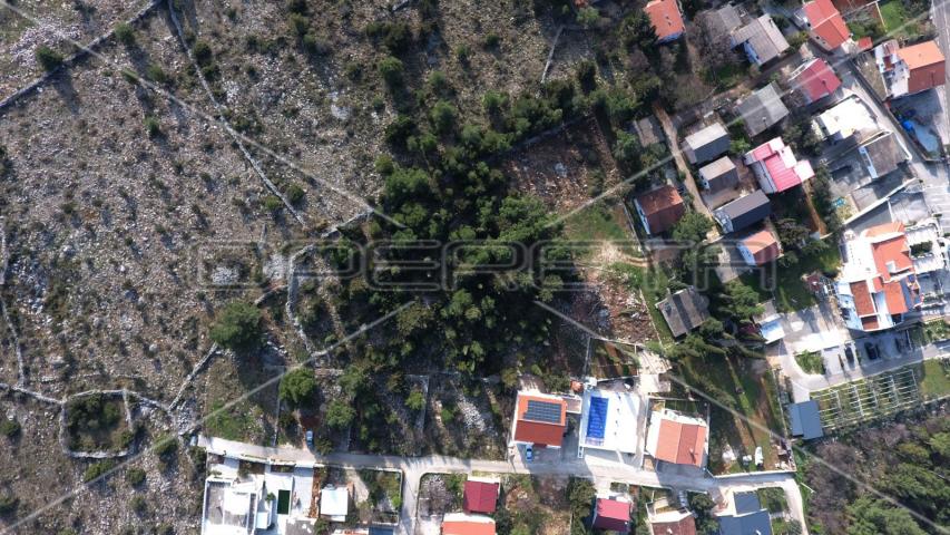 Građevinsko zemljište sa borovom šumom u centru Starigrada, 402m2 
