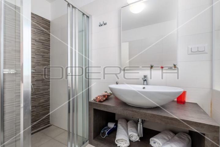 Poreč, Zgrada, 1,00 EUR