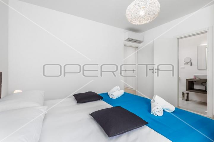 Poreč, Zgrada, 1,00 EUR