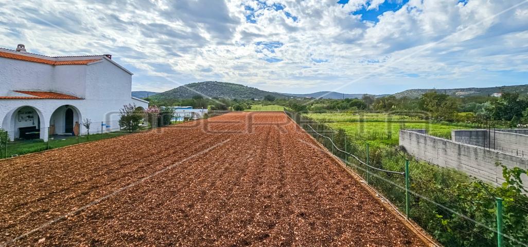 Atraktivno građevinsko zemljište blizu mora  1283 m²