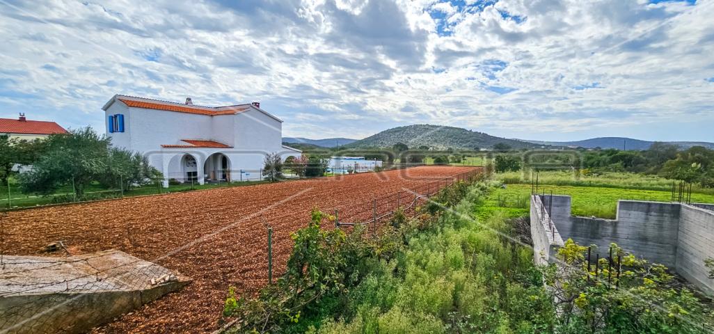 Atraktivno građevinsko zemljište blizu mora  1283 m²