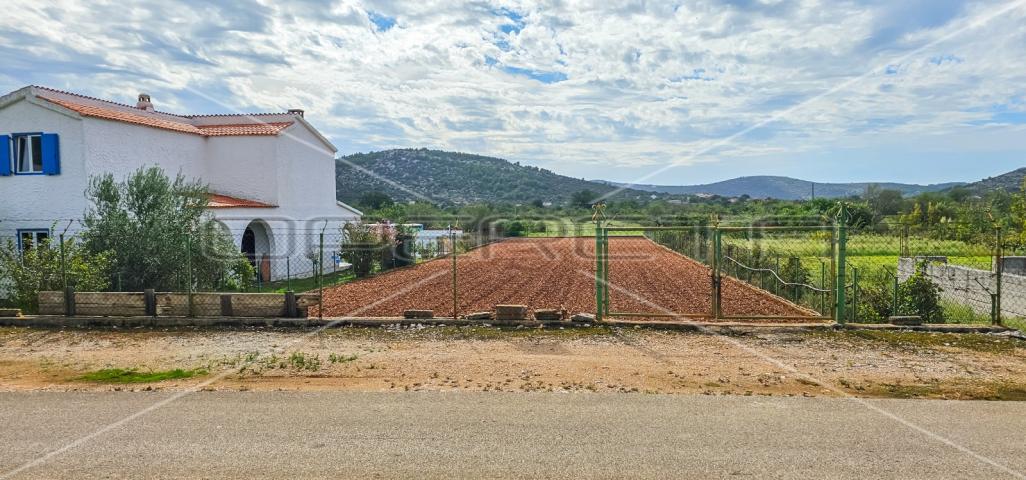 Atraktivno građevinsko zemljište blizu mora  1283 m²