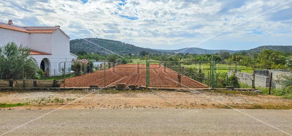 Atraktivno građevinsko zemljište blizu mora  1283 m²