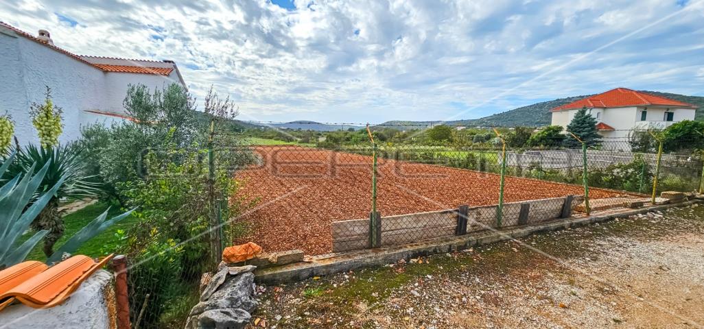 Atraktivno građevinsko zemljište blizu mora  1283 m²