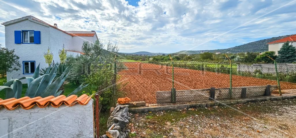 Atraktivno građevinsko zemljište blizu mora  1283 m²