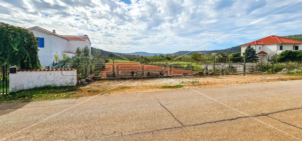 Atraktivno građevinsko zemljište blizu mora  1283 m²
