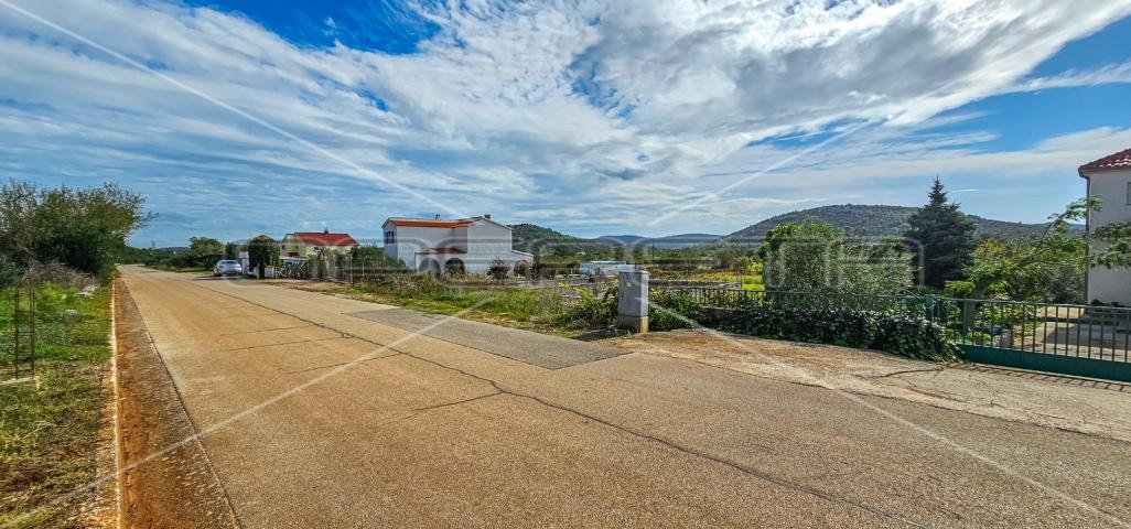Atraktivno građevinsko zemljište blizu mora  1283 m²