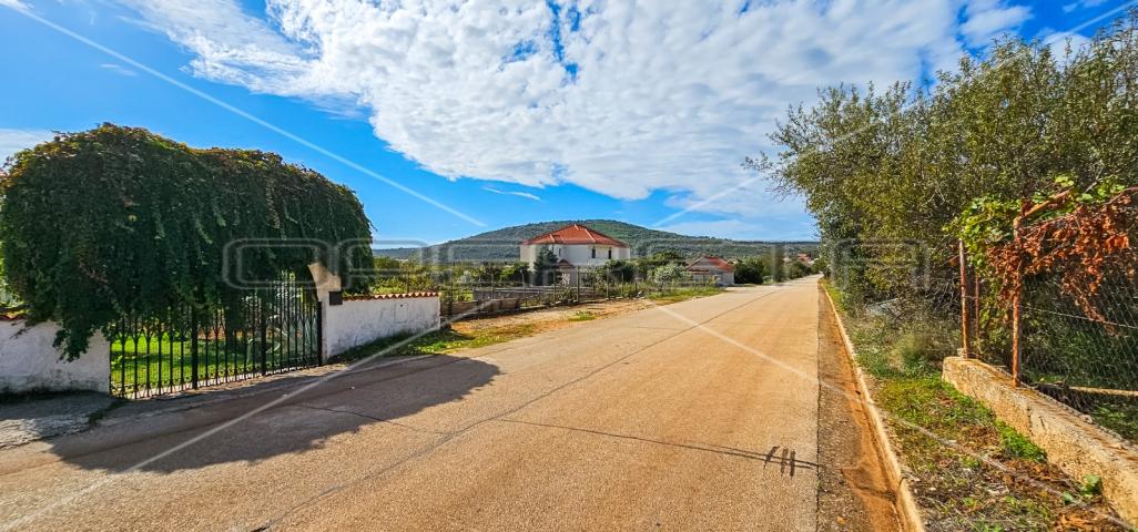 Atraktivno građevinsko zemljište blizu mora  1283 m²